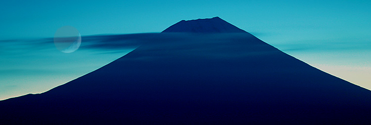 photo "Fuji with Moon" tags: landscape, mountains