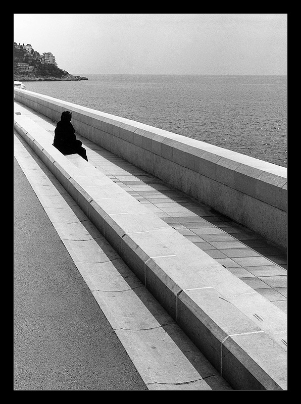 photo "So alone in Nice" tags: black&white, travel, Europe