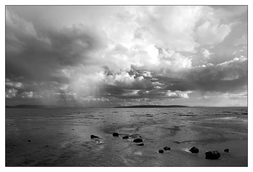 photo "* * * * *" tags: landscape, black&white, clouds