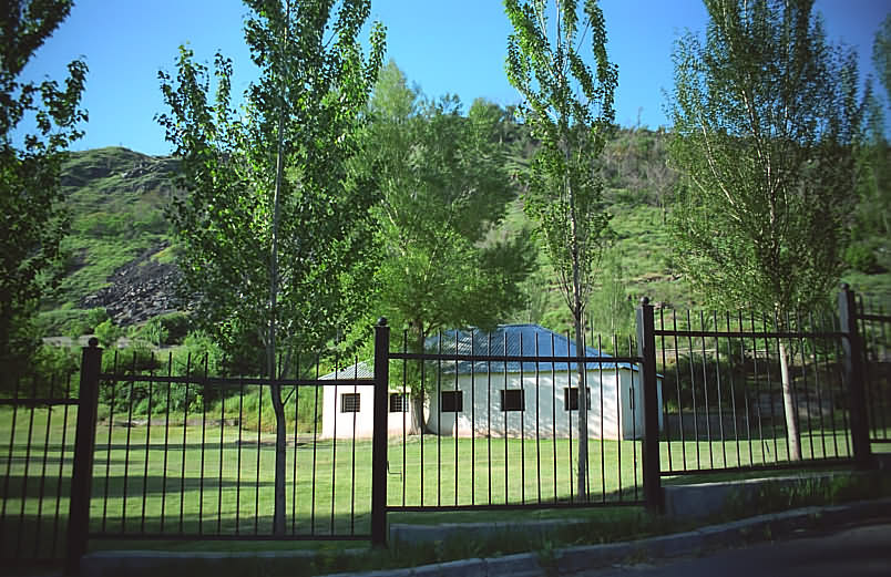 photo "The house behind a fencing..." tags: landscape, architecture, spring