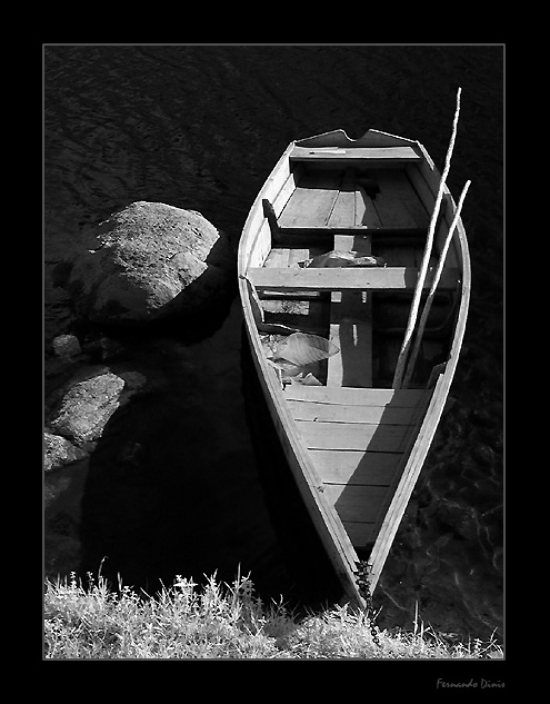 фото "Boat on the roks" метки: пейзаж, черно-белые, вода