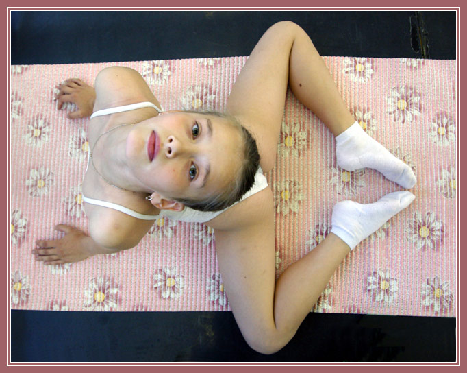 photo "To be a ballet-dancer. The warming-up has started." tags: portrait, genre, children