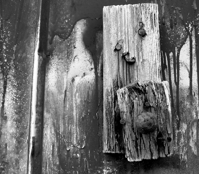 photo "Barn door handle" tags: black&white, 