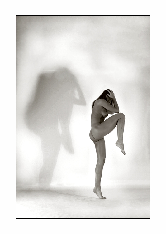 photo "the shadow behind you" tags: nude, black&white, 