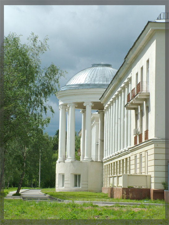 photo "The house with columns" tags: architecture, landscape, 