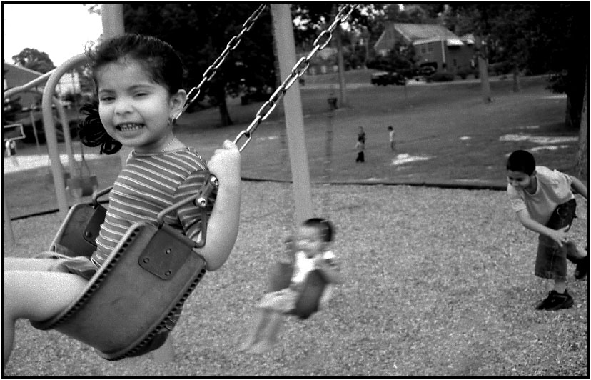 photo "Swinging!" tags: reporting, black&white, 