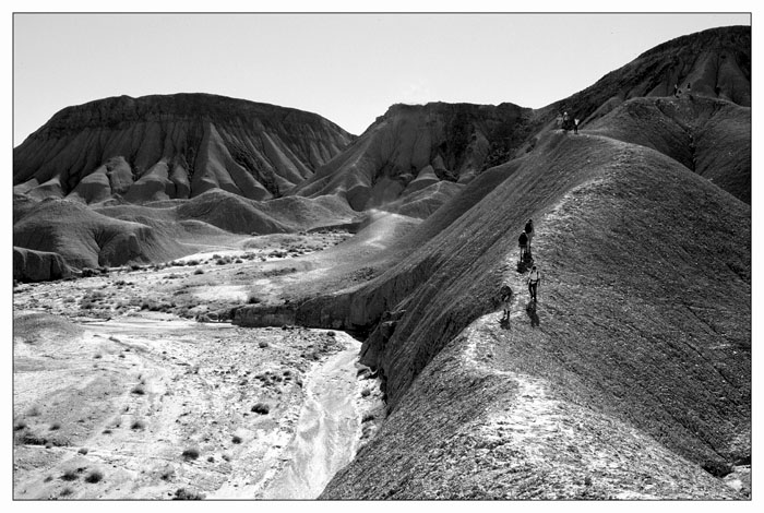 photo "Hikers" tags: black&white, 