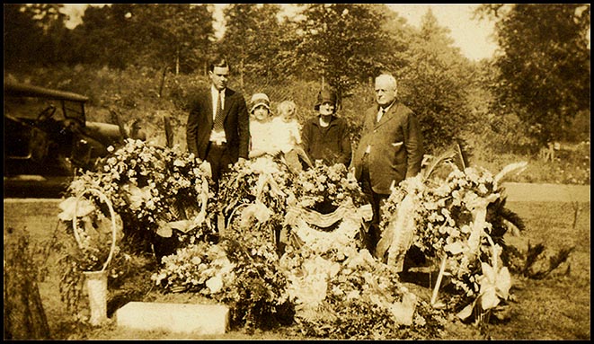 photo "The Gathering at the Grave of Captain C.P. Hill. E" tags: old-time, 