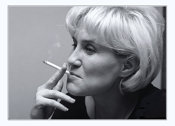 photo "Portrait with a cigarette" tags: black&white, portrait, woman