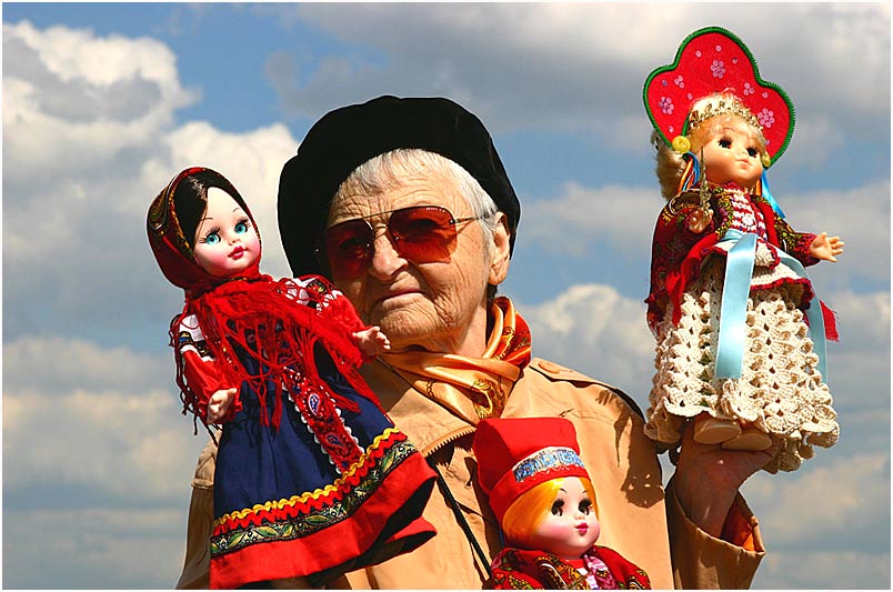 photo "The seller of toys" tags: portrait, woman