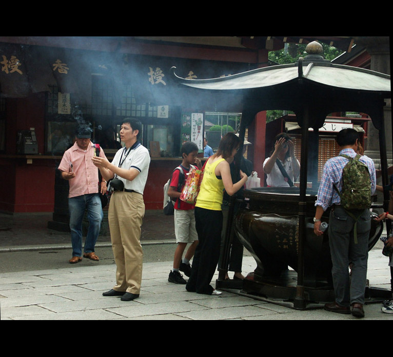 photo "Japan. A Temple. A pray." tags: travel, portrait, Asia