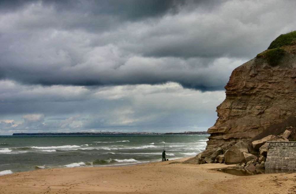 photo "Fishing on the beach" tags: landscape, clouds