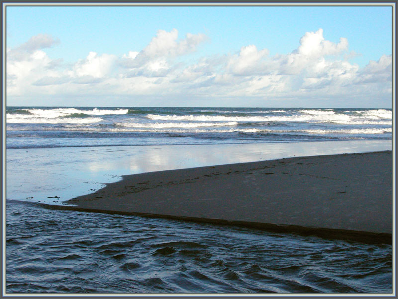 photo "Clouds & Waves" tags: landscape, clouds, water