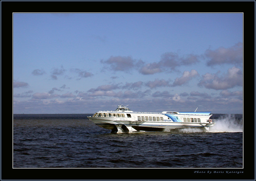 photo "Flying on waves" tags: landscape, clouds, water