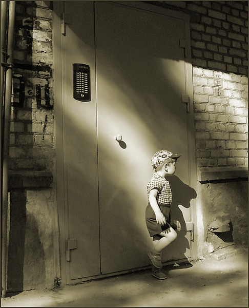 photo "About the small person and the big doors" tags: genre, black&white, 