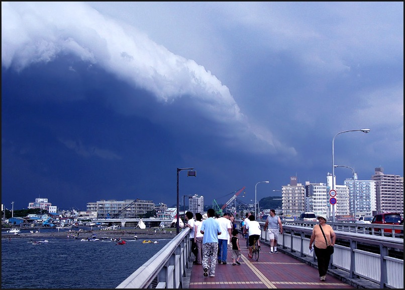 photo "big wave" tags: landscape, architecture, clouds