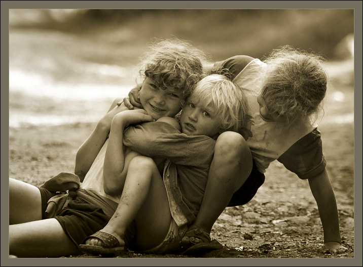 photo "Obnimalki" tags: portrait, black&white, children