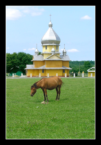 фото "Лошадь и церковь" метки: путешествия, природа, Европа, домашние животные