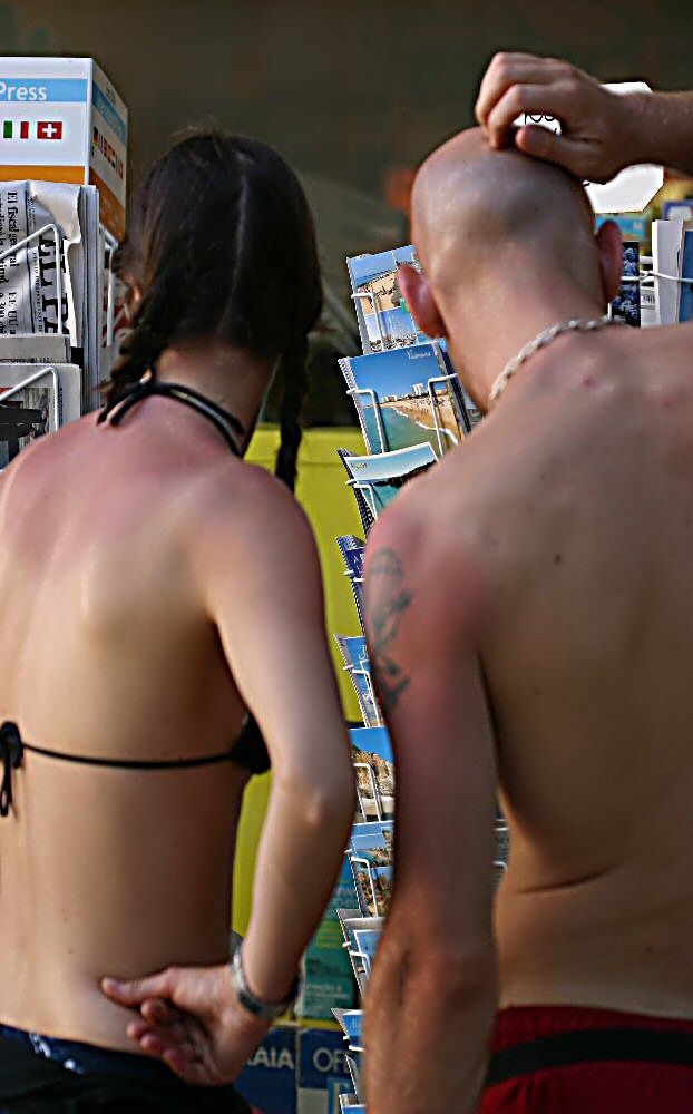 photo "Choosing a Postcard" tags: portrait, 