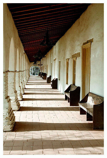 photo "Columns, benches and shadows" tags: travel, North America