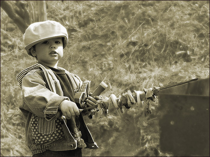 photo "The master of a shish kebab" tags: genre, portrait, children