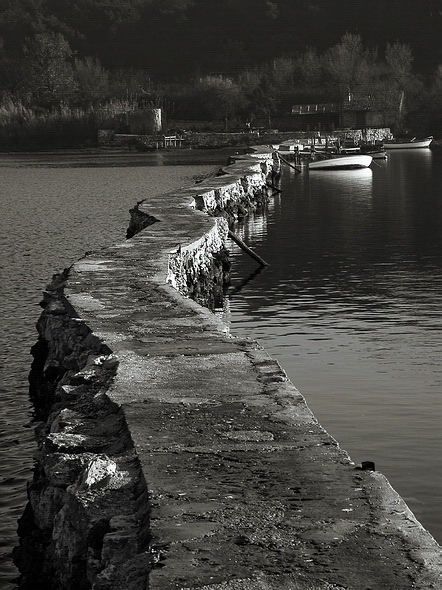 photo "The Seawall" tags: black&white, 