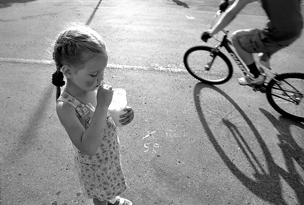 photo "girl and bike" tags: black&white, genre, 