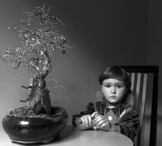 photo "Xenia, the Fly and a dried plant" tags: portrait, children