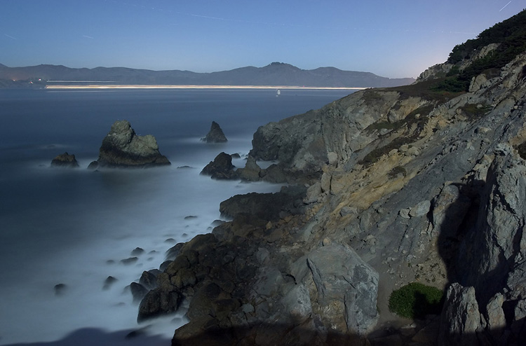 photo "Cargo ship into the bay" tags: landscape, night, water