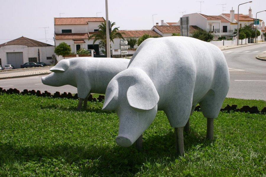 photo "Pigs on the garden" tags: architecture, landscape, 