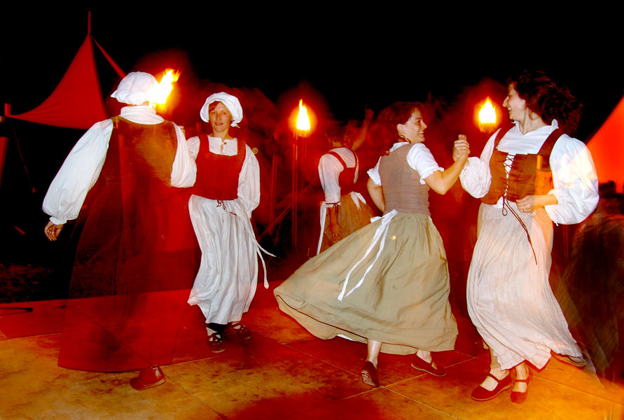 photo "Ancient dance at light of torches" tags: reporting, travel, Europe