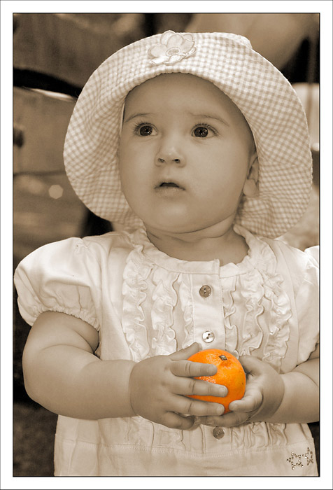 photo "a baby with an orange" tags: portrait, children