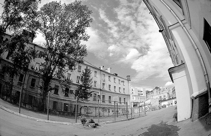 photo "Yard" tags: architecture, black&white, landscape, 