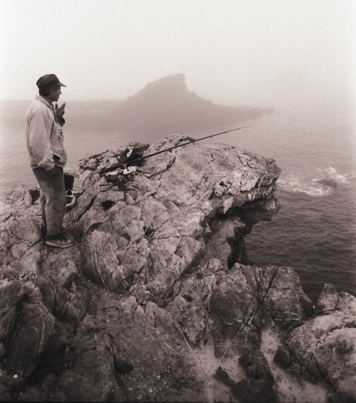 photo "Fishing on a foggy morning" tags: black&white, landscape, water