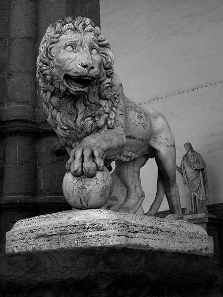 photo "Stone guard" tags: travel, black&white, Europe