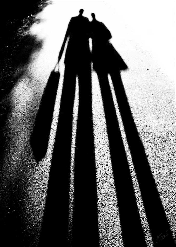 photo "[BW] I" tags: misc., bw, shadow, асфальт, великаны, пара, шоппинг