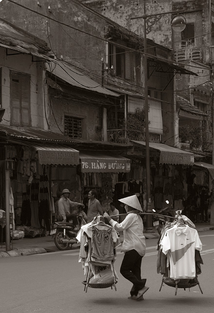 photo "Street trader" tags: travel, black&white, Asia