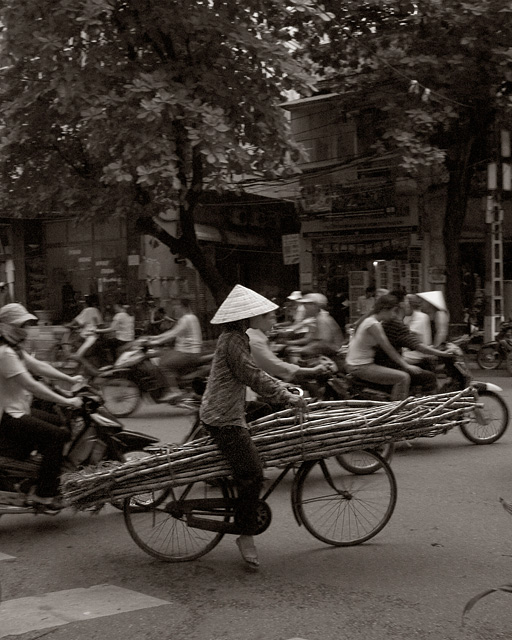 photo "Carrying bamboo" tags: travel, reporting, Asia