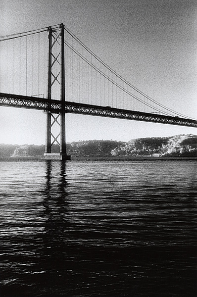 photo "25 Abril Bridge" tags: black&white, 