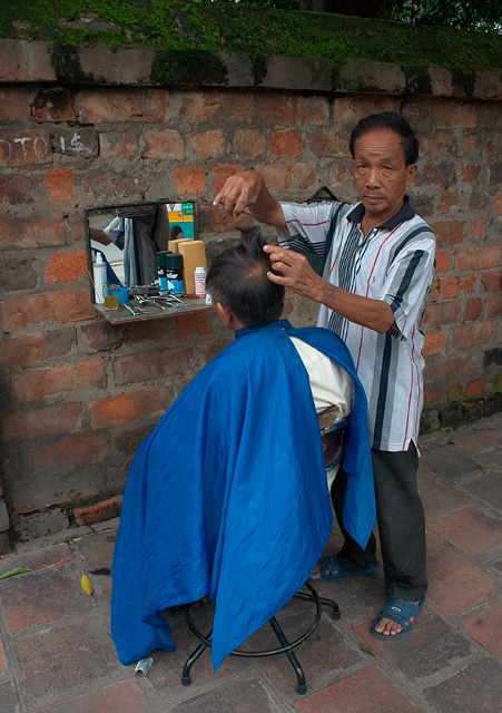 photo "Street barber" tags: travel, reporting, Asia