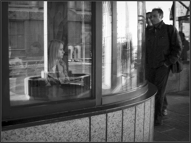 photo "Behind glass" tags: genre, portrait, woman