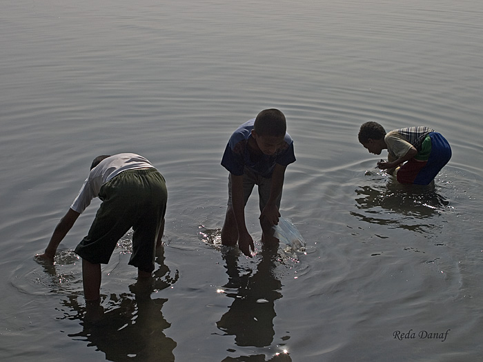 фото "Looking for fish" метки: путешествия, портрет, Африка, дети