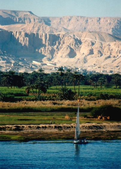 photo "The life and the death. (Nile, Luxor, Egypt)" tags: travel, landscape, Africa, mountains