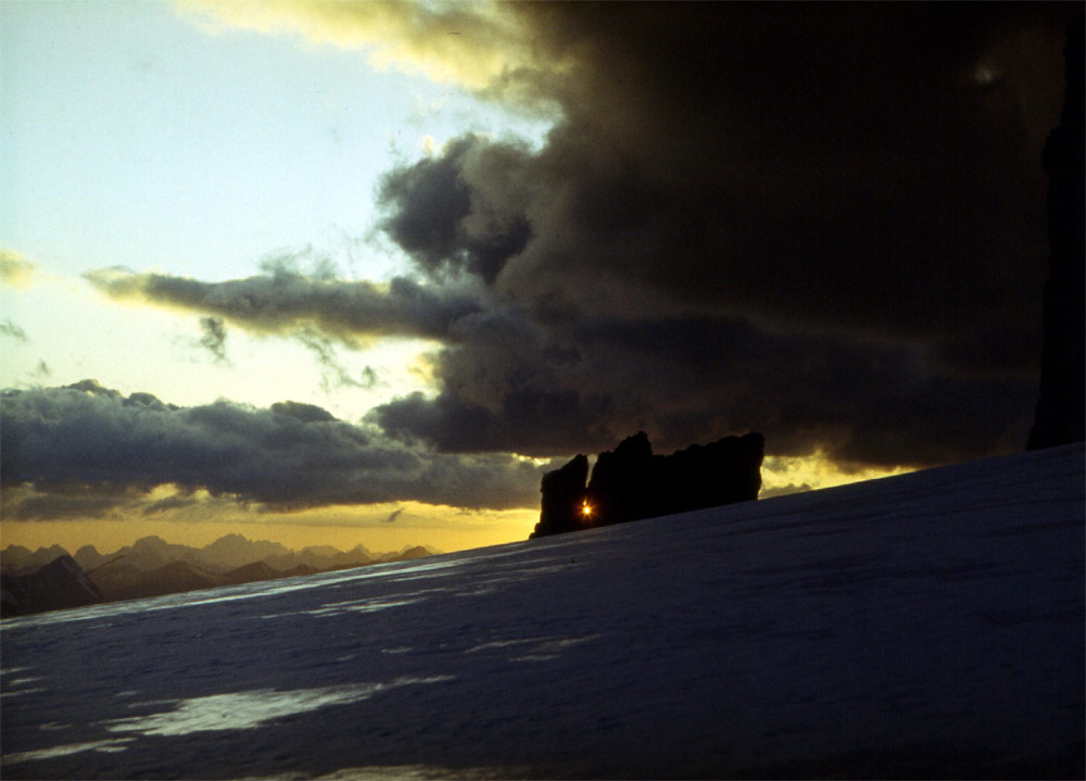 photo "Cliffs and the sun" tags: landscape, mountains