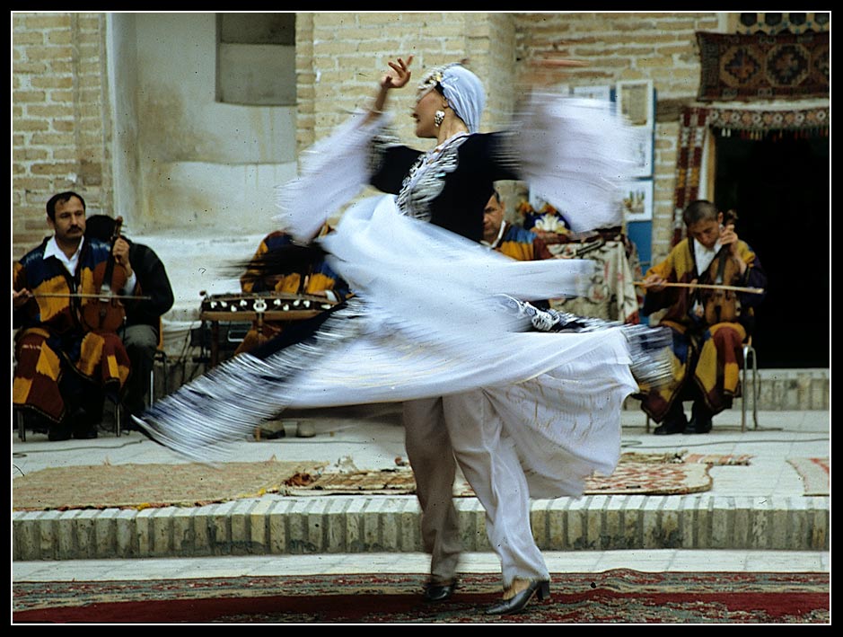 photo "folk dancer" tags: travel, Asia