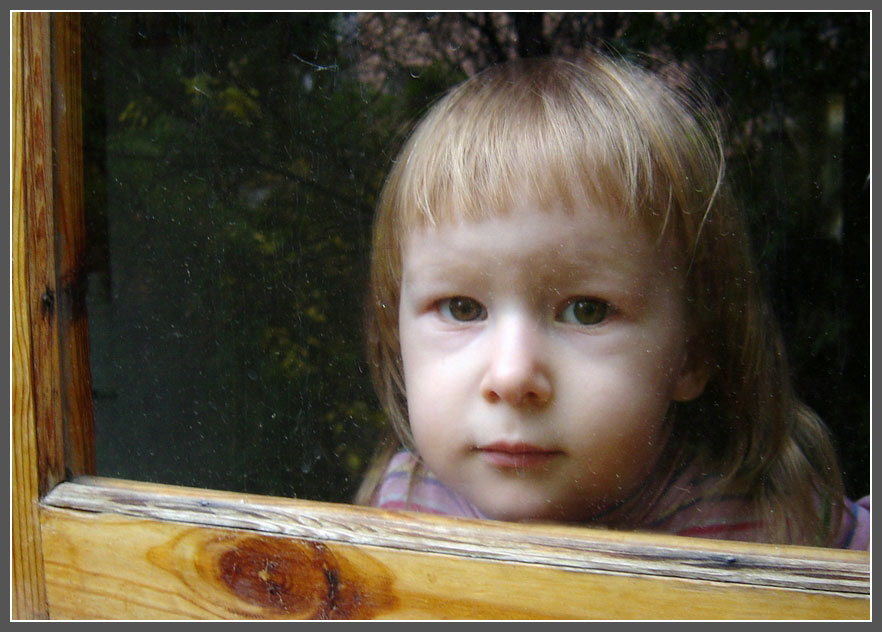 photo "Sad sight from a window" tags: portrait, misc., children