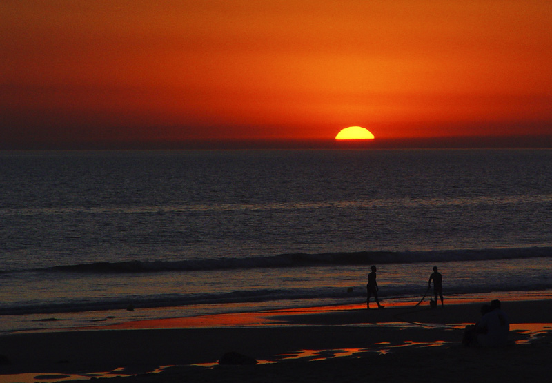 photo "The fishermen in orange" tags: landscape, sunset, water