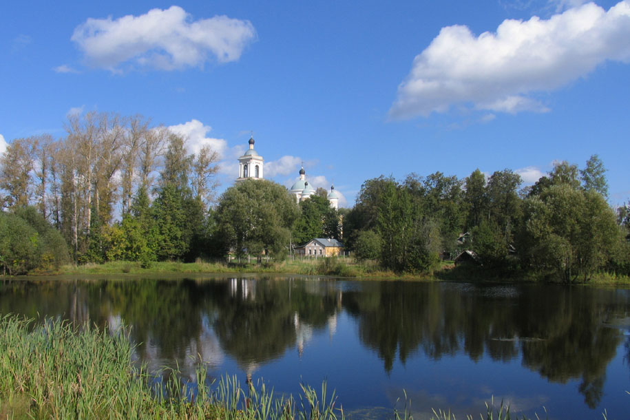 photo "Lake at a temple" tags: landscape, water