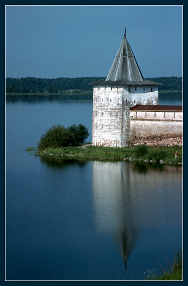 photo "Tower / Kirillo-Belozersky monastery" tags: travel, architecture, landscape, Europe
