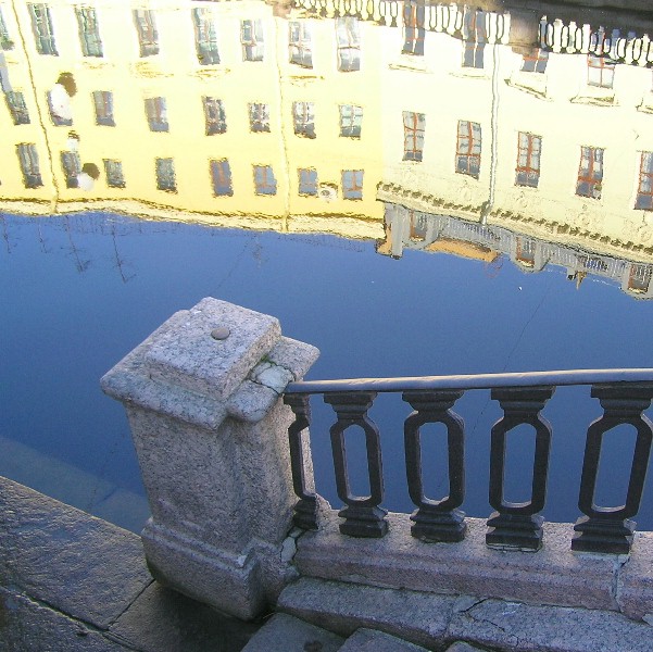 photo "I look in channels dark blue" tags: architecture, landscape, water